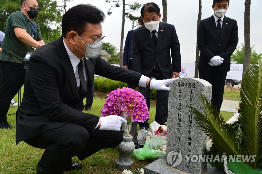 송영길, 채명신·안병하 참배…"헌신한 분들 예우 강화"