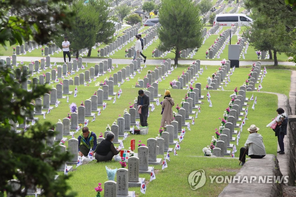 정치권, 현충일 맞아 "평화체제 구축" vs "정권 폭주 저지"