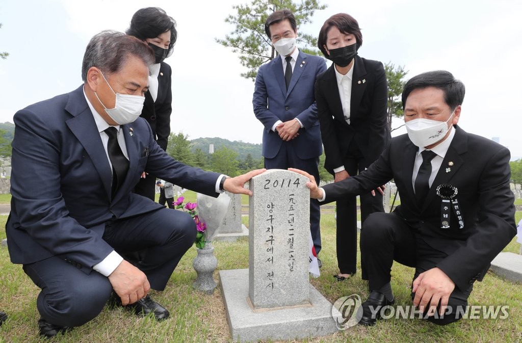 국민의힘 지도부, 백령도 군부대 시찰…천안함 위령탑 참배