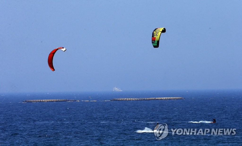 초여름 날씨에 산과 바다로…해운대해수욕장 3만5천 인파