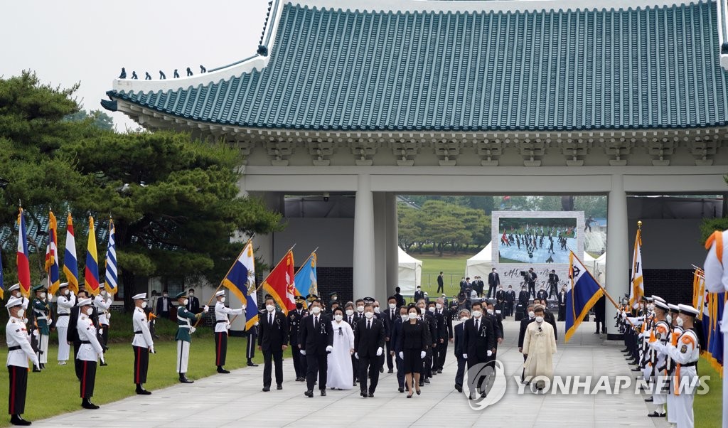 "천안함 입장 밝혀라"…생존 장병들, 현충원서 1인시위