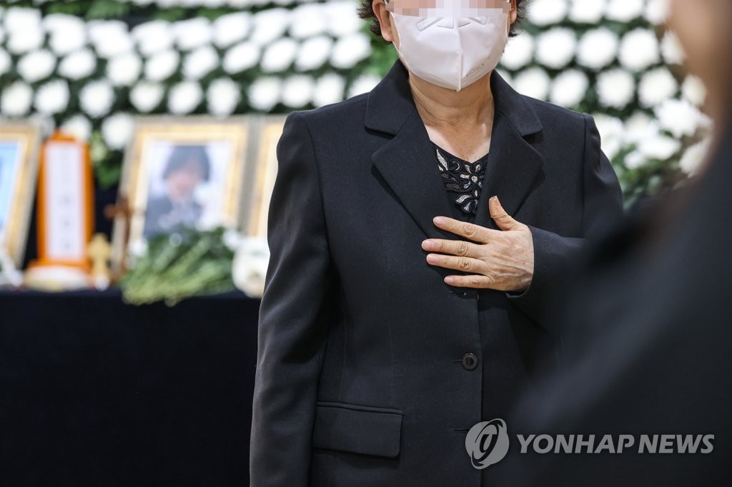 "그 밝던 친구가 오죽했으면"…공군 중사 조문객 '오열'