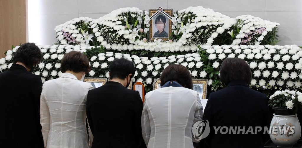 女부사관 유족, 병원서 참고인 조사…검찰단장 면담도 진행(종합)