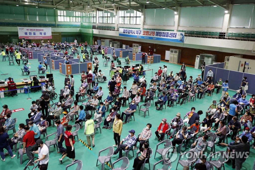 "백신 접종 5분 만에 쓰러져 혼수상태"…가족 억울함 호소