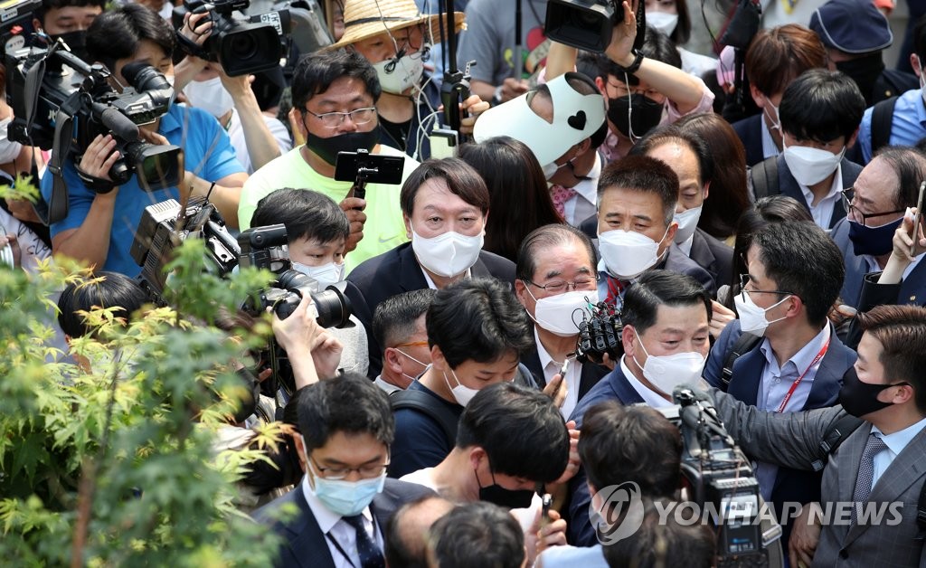 질문·환호·고성…윤석열 야외 데뷔전, 아수라장 방불