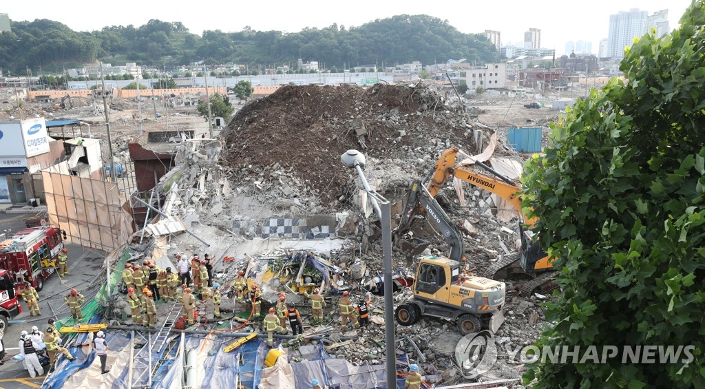 토산 쌓아 굴착기로 뜯어내듯 철거…안전조치 문제없었나(종합)