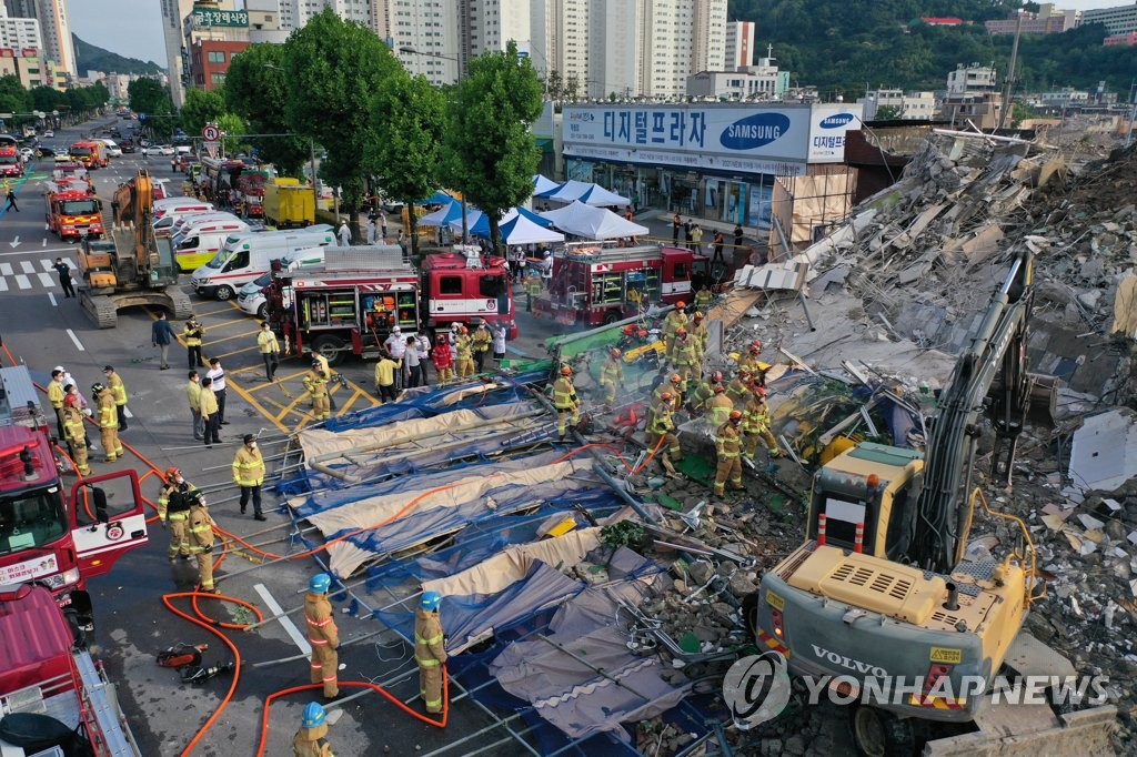 소방 "건물 붕괴 직전 승용차는 멈춰…시내버스만 매몰된 듯"