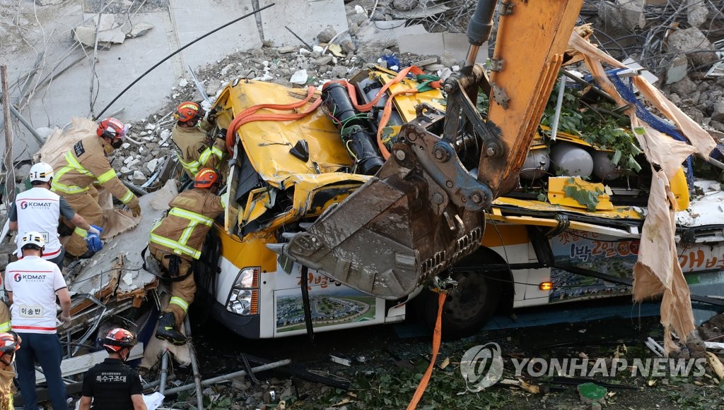 철거 첫날에 무너지다니…일부서 철거방식·안전조치 문제 제기