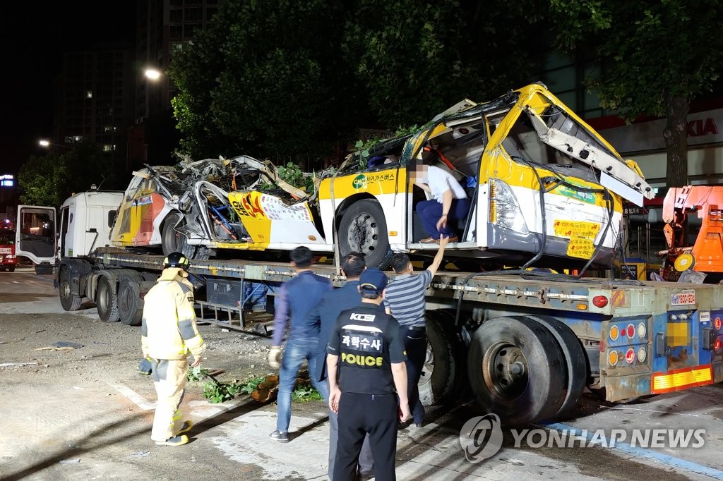 철거건물 붕괴참사 희생자 첫 발인…'아픔 없는 곳으로'(종합)