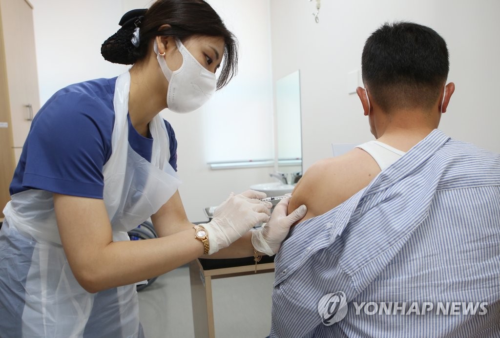 '한번 맞으면 OK' 얀센 백신 접종 시작…"일상으로 돌아가고파"