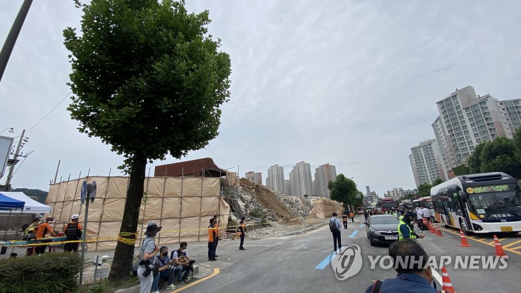 건물붕괴 버스 참사 희생자 첫 발인…"하늘에서는 편안히"