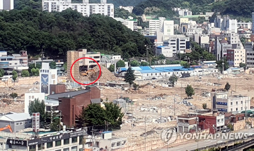 굴착기 기사 "건물 내부 진입해 철거" 경찰, 붕괴 원인 조사