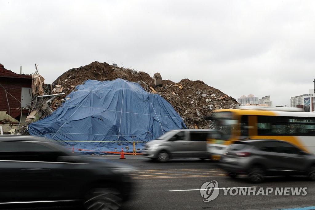 광주 철거건물 붕괴사고 사흘째…여전한 그 날의 상흔