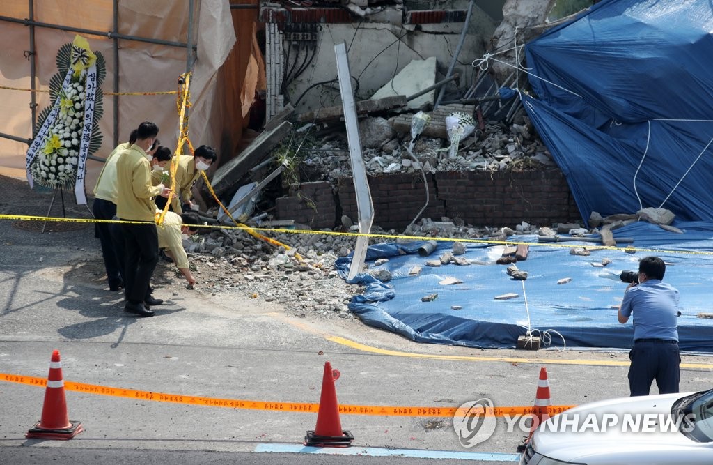 '나란히 찰칵에 의전 갑질까지' 붕괴참사 현장서 정치권 말썽