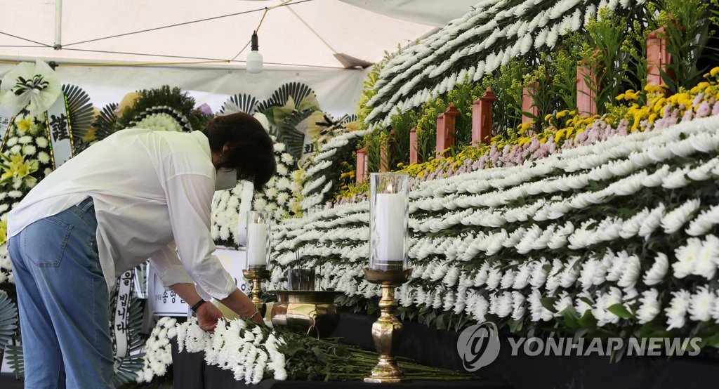 철거건물 붕괴참사 나흘째, 걸음마다 명복 기원하는 추모발길