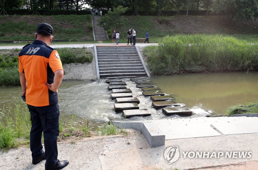 광주 풍영정천에 빠진 의식불명 어린이 숨져…사망자 2명