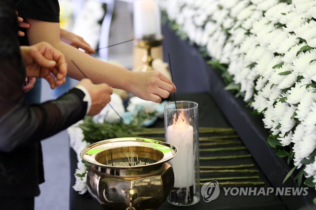 與 "광주 참사 아프고 무겁게 사과…실효적 제도 마련 최선"