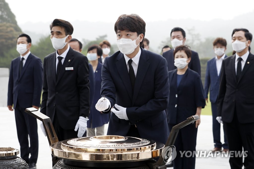 이준석, 천안함유족 앞 눈물 …"보수가 마음 아프게 해드렸다"