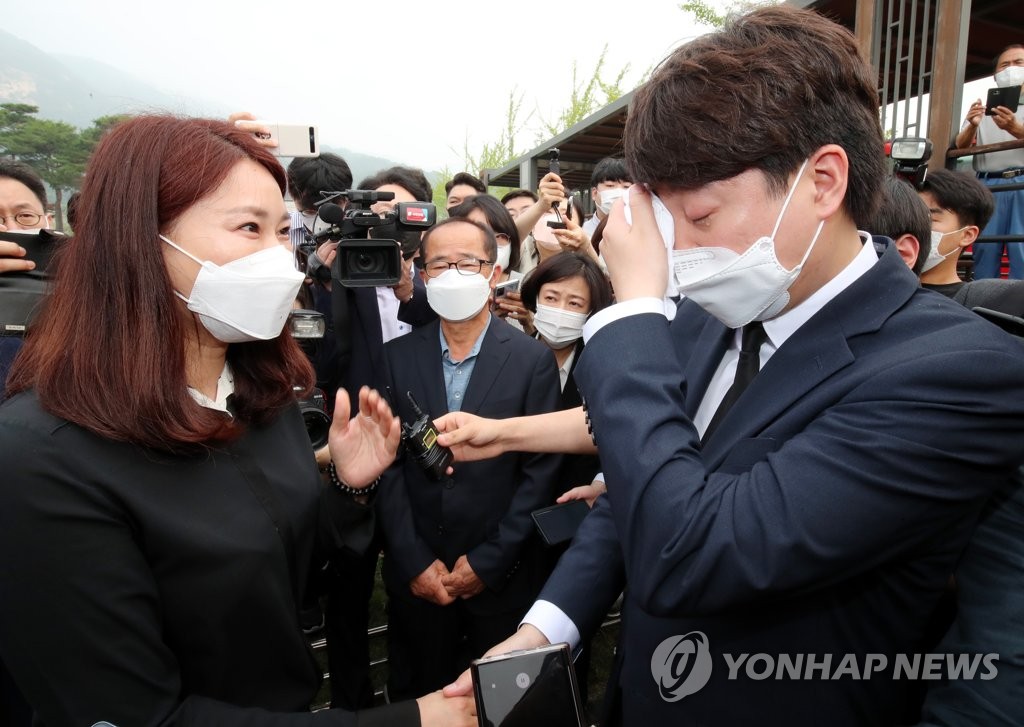 이준석, 천안함유족 앞 눈물 …"보수가 마음 아프게 해드렸다"