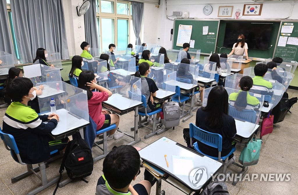 확산세 주춤 오늘 500명 안팎…정부, 내일 '거리두기 개편안' 발표