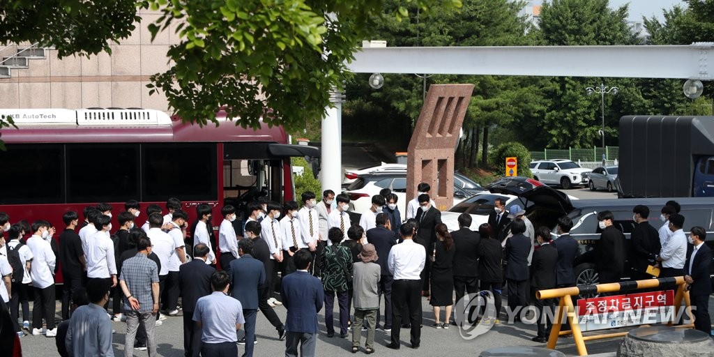 상복조차 갖춰 입지 못한 아버지…고교생 희생자 눈물의 발인(종합2보)