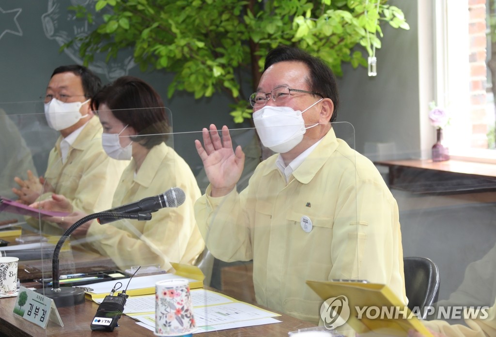 '등교 확대' 중학교 찾은 김총리 "학습결손 해소 도움 되길"