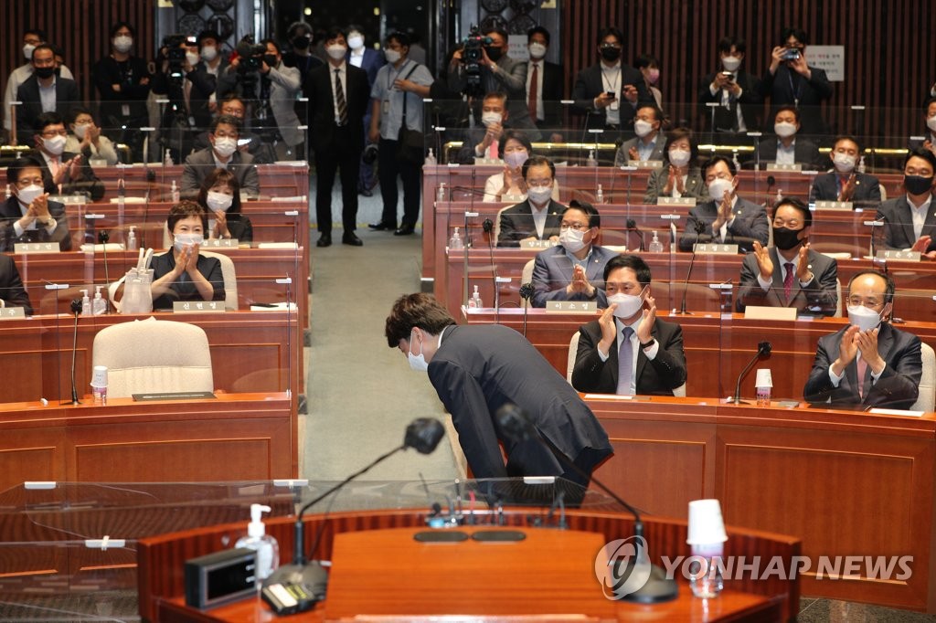 0선 당대표 '폴더인사'에 환호…김기현 "이준석 백신 등장"