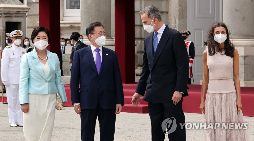 '코로나後 첫 국빈' 문대통령에 황금열쇠 선물한 스페인(종합)