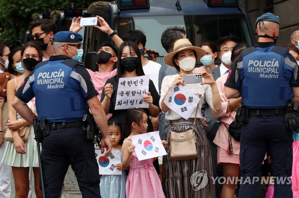 '코로나後 첫 국빈' 문대통령에 황금열쇠 선물한 스페인