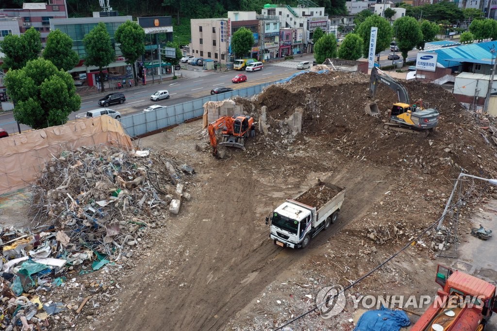 복마전 이룬 철거공사 "맨 아래 도급은 고철 팔아 수익 충당"(종합)