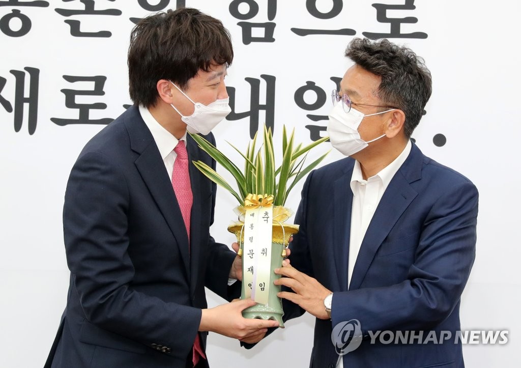 문대통령 축하난 받은 이준석 "여야정 협의체 활성화"