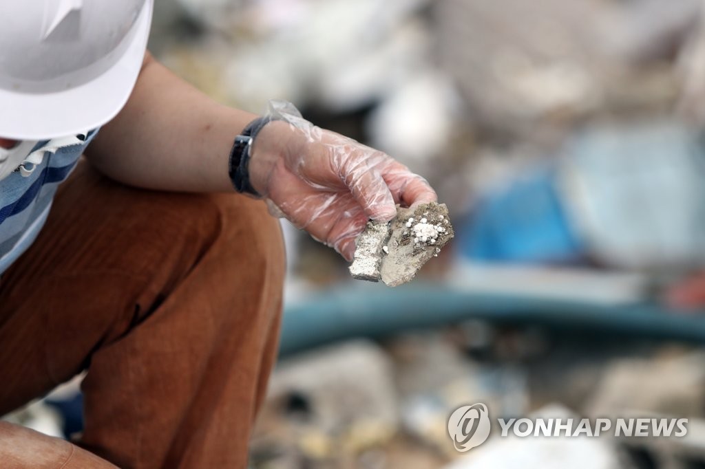 붕괴참사 현장 건축폐기물서 발암물질 확인…석면 12∼14% 함량