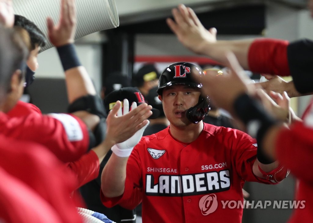 '최주환·최정·한유섬 홈런' SSG, KIA에 위닝시리즈