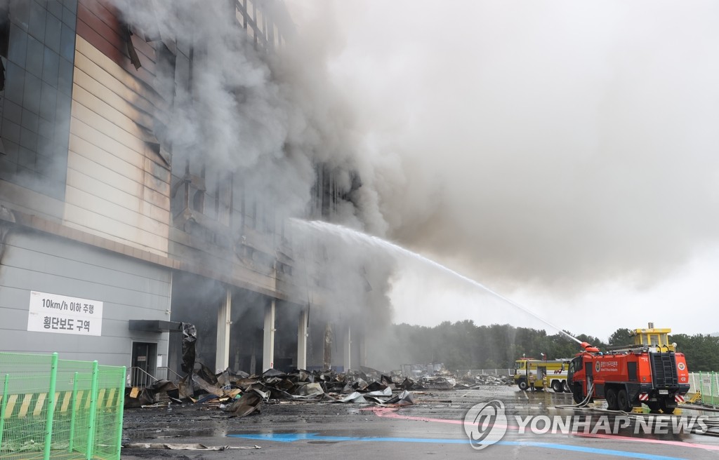 가연성 물질·불 번짐·붕괴 우려…쿠팡 화재 진화 '삼중고'