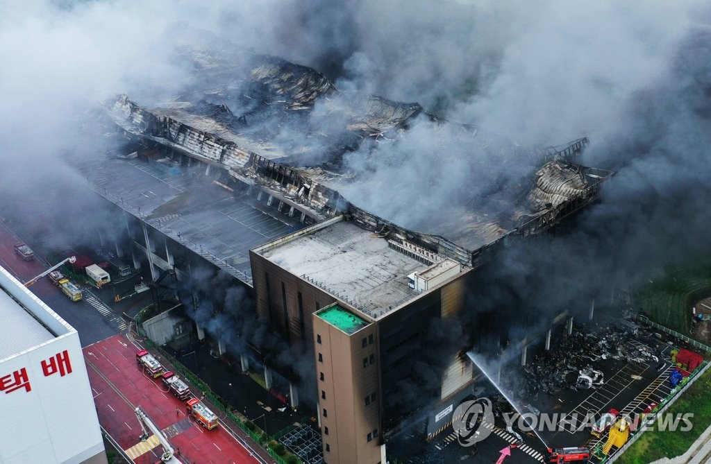 36시간만에 연기 잦아든 쿠팡물류센터…실종 소방관 내일 수색(종합)