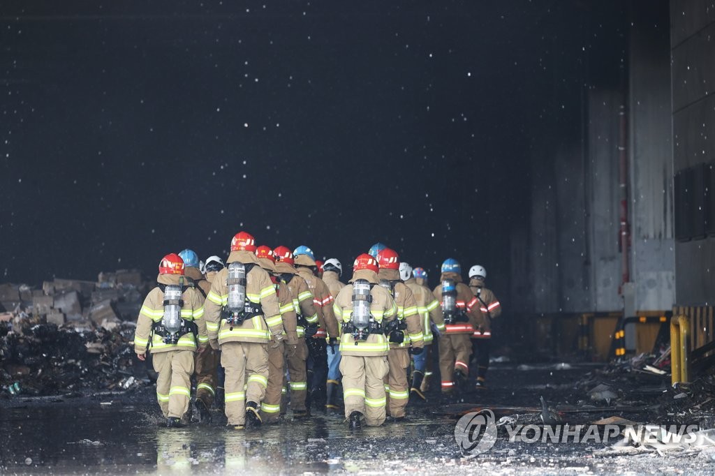 쿠팡물류센터 화재 사흘 만에 초진…대응 1단계로 하향