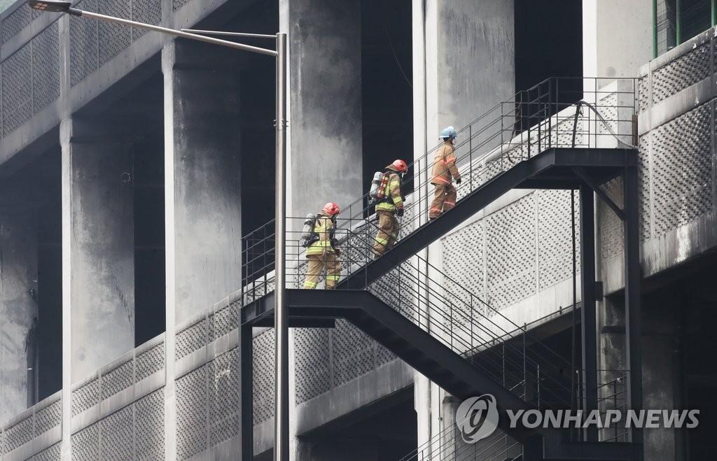 쿠팡물류센터 화재 나흘째…완진까지 이틀 더 걸릴듯