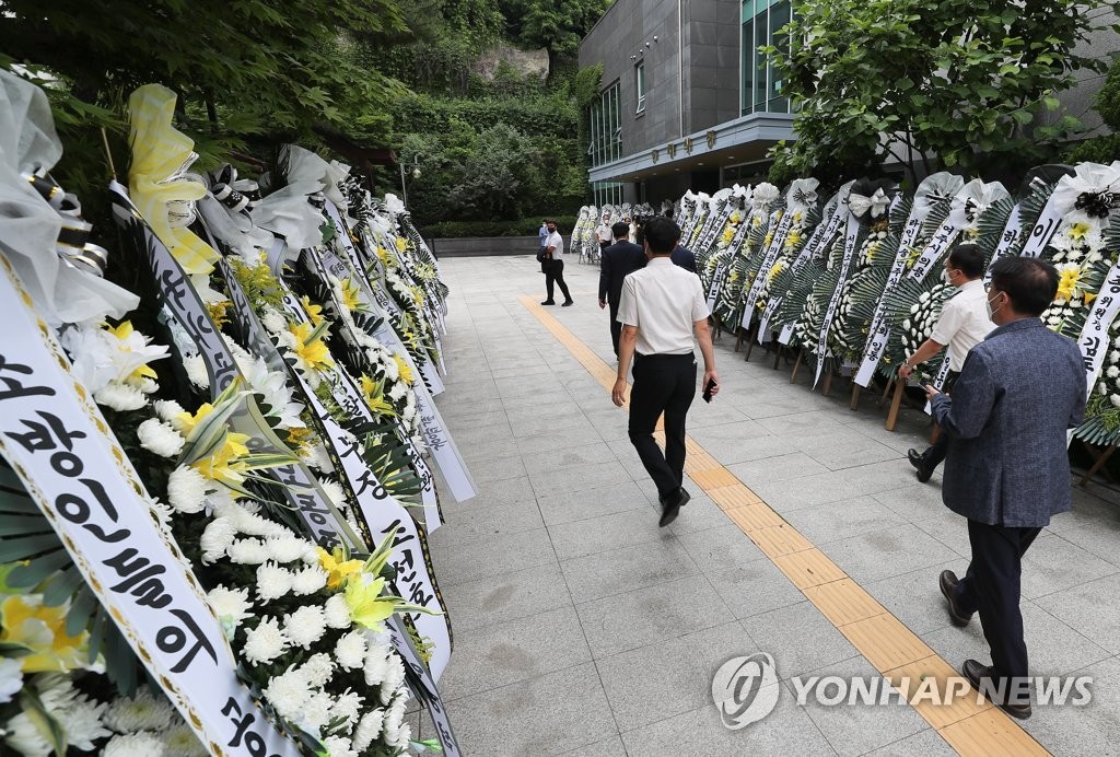 쿠팡 화재 현장 순직 구조대장 빈소, 이틀째 추모 발길