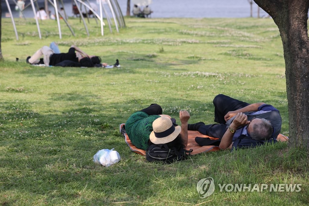 정부, 확진자 급증땐 접종자도 실외 마스크 착용 재의무화 검토(종합)