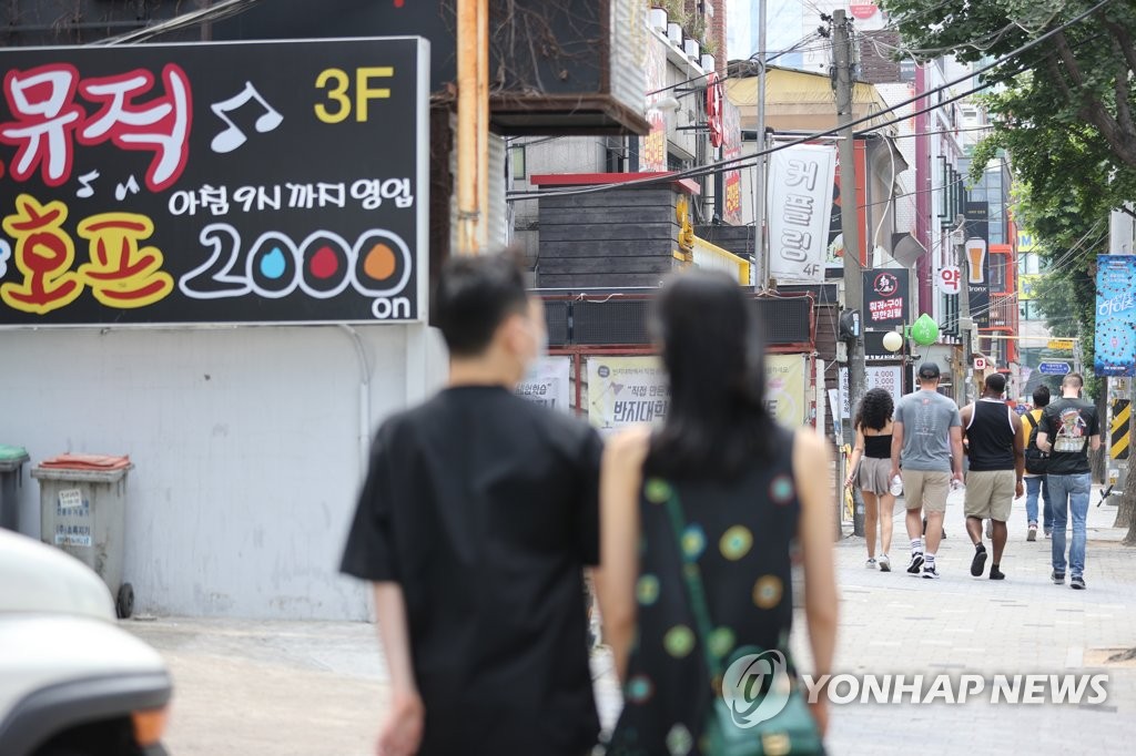 거리두기 완화에 확진자 증가 우려…정부 "방역 긴장감 유지될 것"(종합)