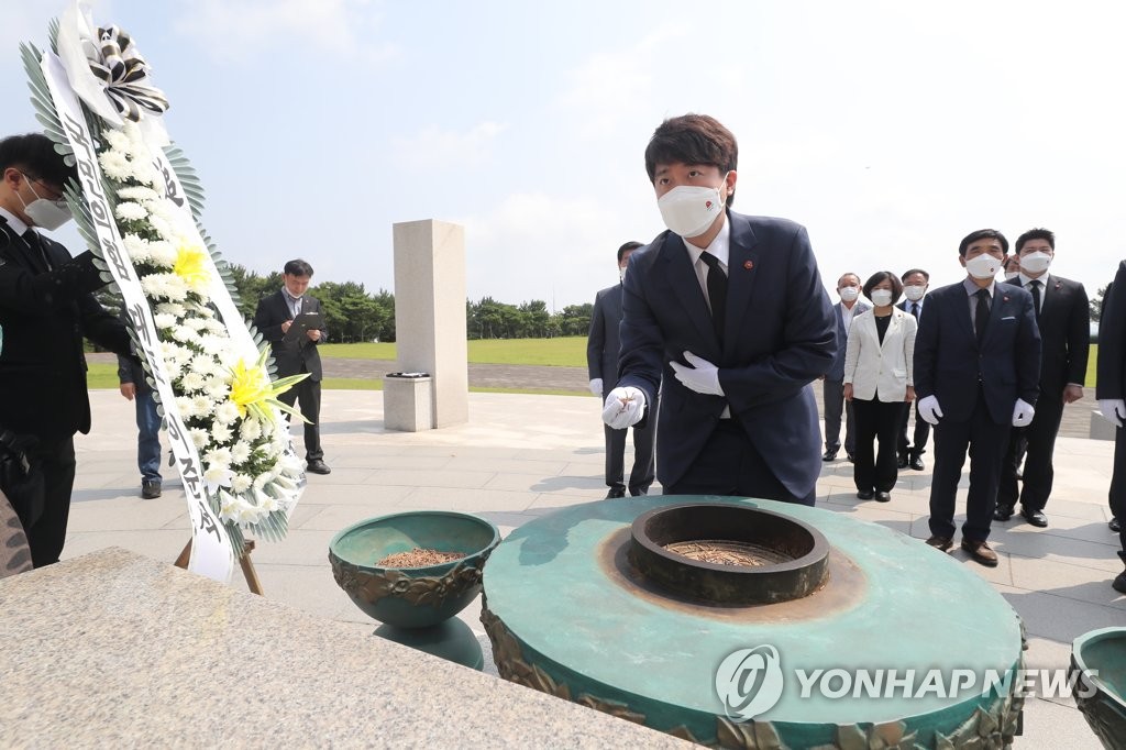 이준석, 제주 4·3 참배…"규명된 진실에 겸손한 자세"