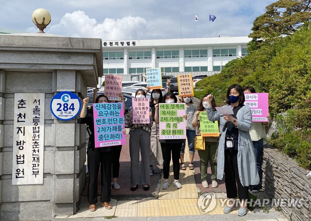 성폭력 피해자에 "신체 특징 묻자" vs "기억 못 하면 무죄냐"