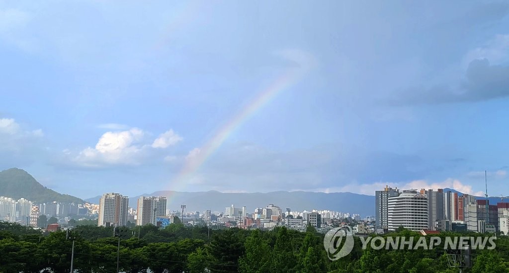 [날씨] 구름 많고 곳곳 소나기…낮 최고기온 30도