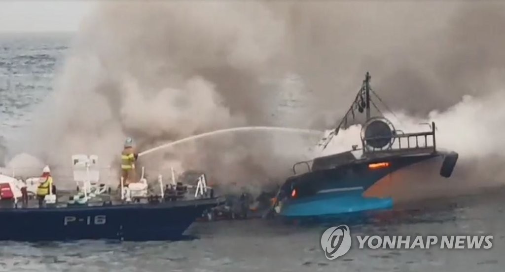 제주 갈치잡이 갔던 관광객들 큰일날뻔…낚시어선 귀항 중 화재(종합)