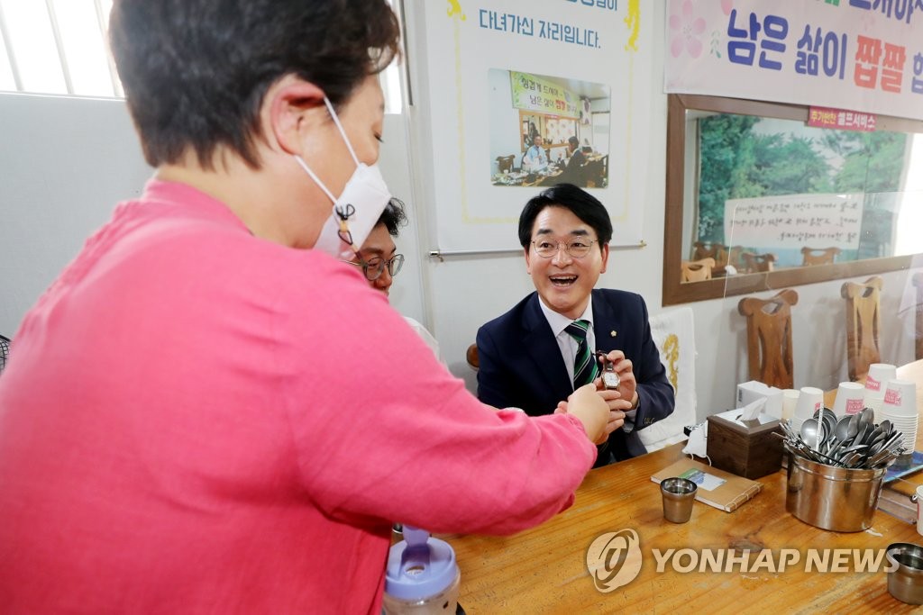 '대통령이 앉았던 자리'…박용진, 전주 음식점서 뜻밖의 환대