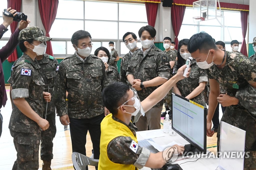 與, 백마부대서 백신접종 점검…"호응도 매우 높다"