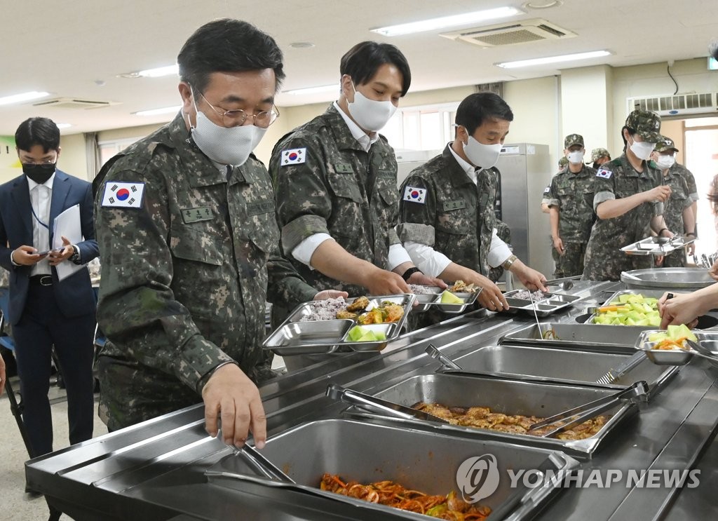 與, 백마부대서 백신접종 점검…"호응도 매우 높다"