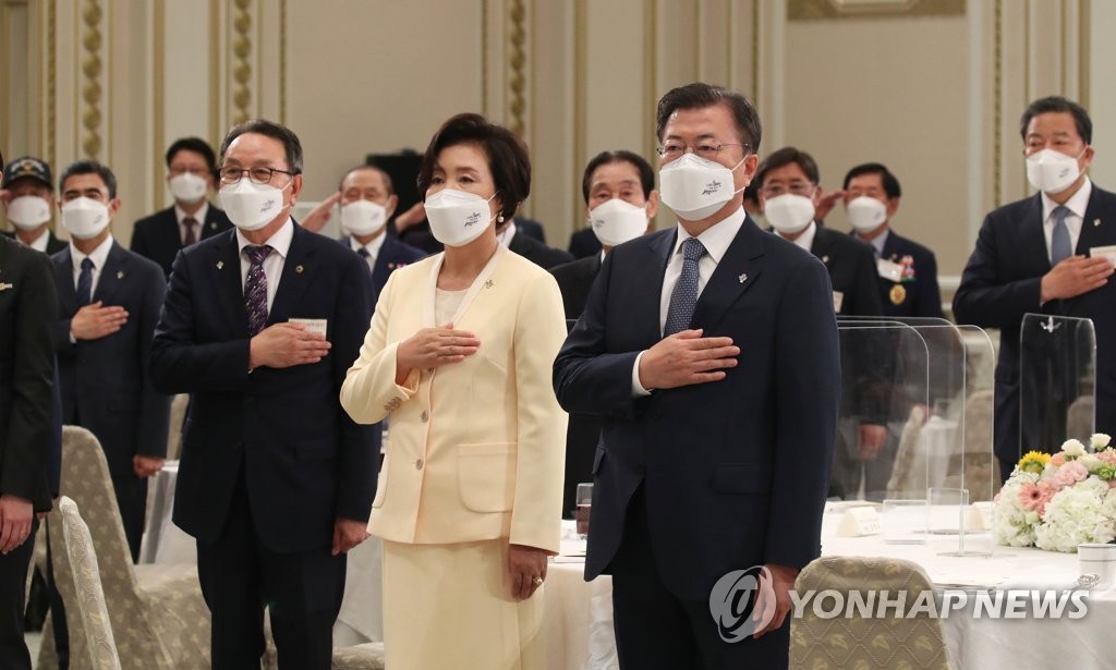 문대통령, 유공자·보훈가족 靑초청…"국빈 맞는 마음"(종합)