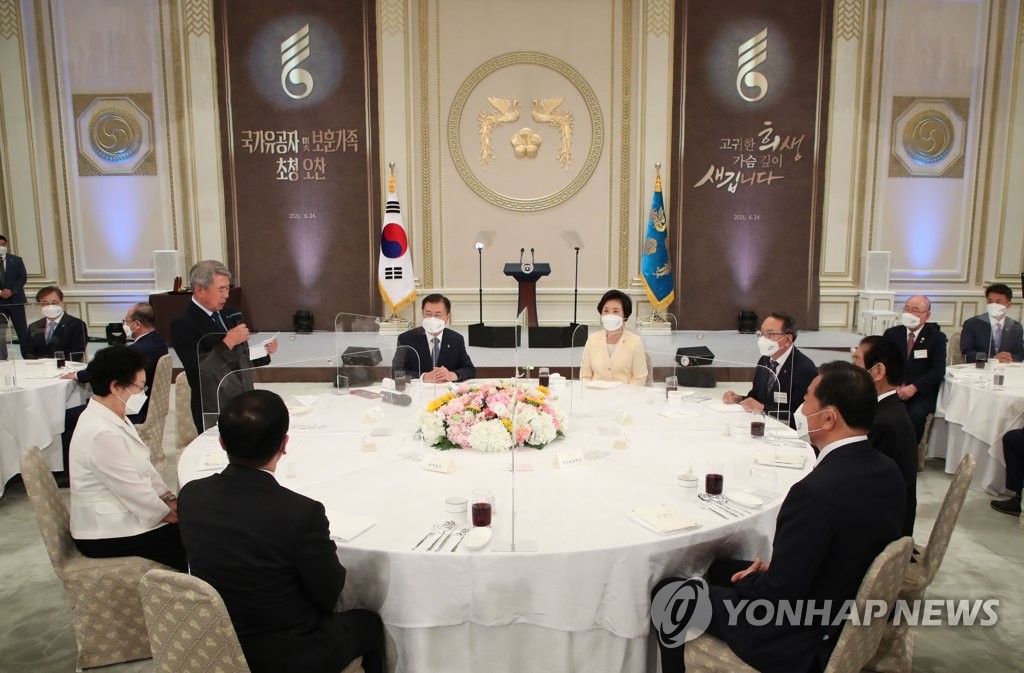 문대통령, 유공자·보훈가족 靑초청…"국빈 맞는 마음"(종합)