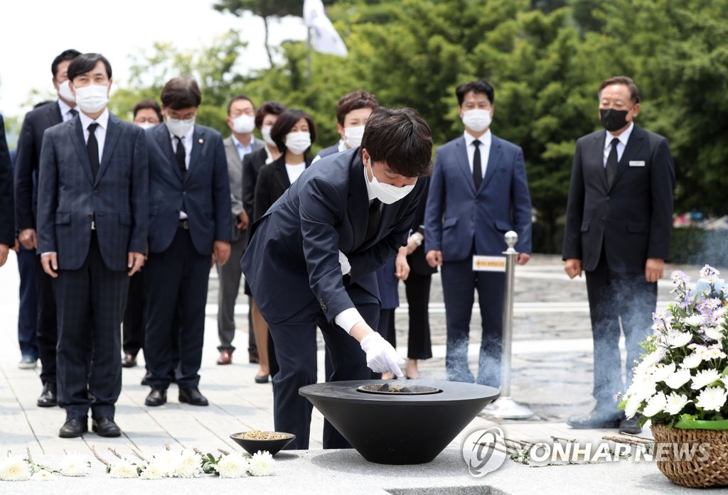 봉하 찾은 이준석 "盧의 가치, 우리당에 편입해 발전시킬 것"